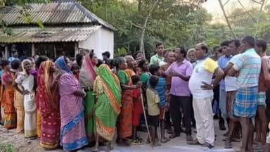 কেশপুর: মেদিনীপুর কুইজ কেন্দ্রের তরফে কেশপুরের উচাহারে ১৭৩ তম বস্ত্র দান উৎসব