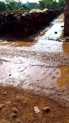 Mahodra gav ka barbn rod ka rasta bahut kharab ho chuka hai ishko ripeyar karane ki kirpa kare