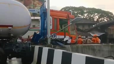 തിരൂരങ്ങാടി: കൊളപ്പുറത്ത് ഗ്യാസ് ടാങ്കർ ലോറി ഹൈവേ സുരക്ഷാഭിത്തിയിൽ ഇടിച്ച് അപകടം