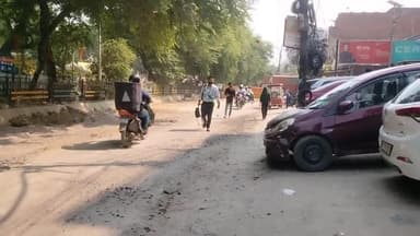 Aaj Dhanteras ke din men road gitti dalne ka kam shuru hua logon ne apni dukanen Saja Rakhi 2 mahine se sadak khud He
