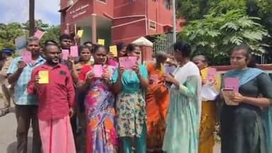 பல்லடம்: பலகார சீட்டு நடத்தி மோசடியில் ஈடுபட்டதாக குமரன் சாலையில் வடக்கு காவல் நிலையத்தை முற்றுகையிட்ட பொதுமக்கள்