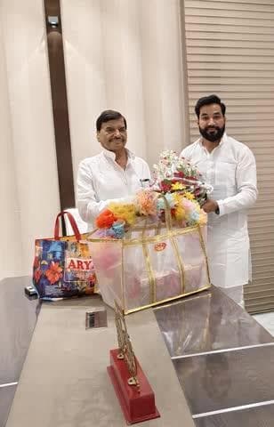 दीपावली के शुभ अवसर पर अपने सभी छोटे-बड़े मित्र गणों के साथ आदरणीय चाचा श्री शिवपाल सिंह यादव जी के आवास पर मुलाकात की और दीपावली की बधाई और शुभकामनाएं दी।
Lakhan Pratap Lakhpat Singh #136_ददरौल_विधानसभा_शाहजहांपुर