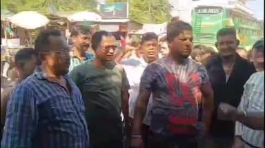 শদিয়া: অৰুণাচলৰ দিবাং ভেলীত অবাধ গুণ্ডা টেক্সত অতিষ্ঠ হৈ অসম অৰুণাচল সীমান্ত শদিয়া ত নৈ শ বাছ চালকৰ প্ৰতিবাদ