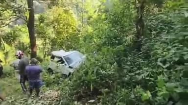 কার্শিয়ং: কার্শিয়াং-এ পাঙ্খাবাড়ির কাছে নিয়ন্ত্রণ হারিয়ে চারচাকা গাড়ি খাদে পড়ে মৃত্যু হল দুই যুবকের আহত ৩