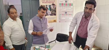 पिंड्रा: पिंडरा प्राथमिक स्वास्थ्य केंद्र पर डीएम ने किया औचक निरीक्षण, डॉक्टर और फार्मेसिस्ट को किया निलंबित