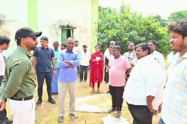 మెట్పల్లి: మక్కల కొనుగోలు కేంద్రాన్ని పరిశీలించిన కలెక్టర్ మొక్కజొన్న రైతుల సమస్యలను అడిగి తెలుసుకున్న జిల్లా కలెక్టర్ బి. సత్యప్ర