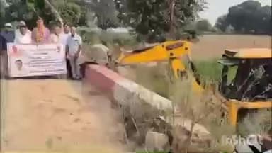 सादाबाद: सादाबाद विधायक ने फसलों की बुवाई से पूर्व रजवाहों की साफ-सफाई शुरू की, फीता काटकर किया शुभारंभ