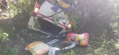 थराली: थराली से धनतेरस की खरीदारी कर गांव लौट रहा वाहन बेगुना तोक के पास दुर्घटनाग्रस्त