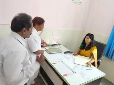 కొమురవెల్లి: కొమురవెల్లి మండల కేంద్రంలోని ప్రాథమిక ఆరోగ్య కేంద్రాన్ని ఆకస్మికంగా తనిఖీ చేసిన జిల్లా అదనపు కలెక్టర్ గరిమా అగ్రవాల్