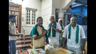 வேதாரண்யம்: ஓரடியம் புலத்தில் உள்ள முன்னாள் அமைச்சர் போயஸ் பனியன் இல்லத்தில் அவரை சந்தித்து விவசாயிகள் கோரிக்கப்படும் அளித்தனர்