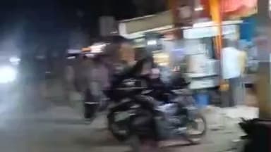 खजनी: कुरी बाजार में त्योहारों के लिए पुलिस सतर्क, धनतेरस-दीपावली के मद्देनज़र बाजारों में बढ़ाई गई गश्त