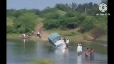शिरूर: घोडनदी पात्रात पिकअप उलटली; सुदैवाने मोठी दुर्घटना टळली