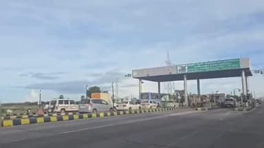 பரமக்குடி: போகலூர் சுங்கச்சாவடியில் வாகனங்களுக்கு பணம் வசூலிக்காமல் திறந்து விடப்பட்டது