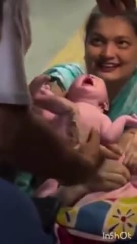 जामखेड: ट्रेनमधला हिरो ! अहिल्यानगरच्या रँचोने व्हिडिओ कॉलवर केली महिलेची प्रसुती....!