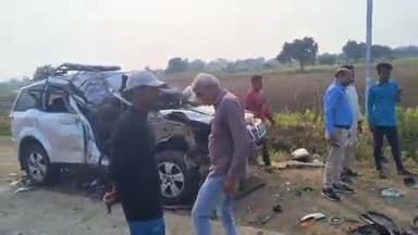 हदगाव: हदगाव तालुक्यातील भानेगाव फाट्याजवळ  जेसीबी, आयचर टेम्पो आणि कारचा भीषण अपघातात, दोघांचा मृत्यू,  तर 8 जन गंभीर जखमी