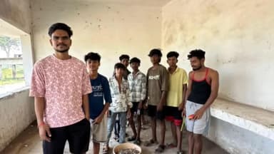 बलौदा: कमरीद गांव में जनपद सदस्य सहित युवकों ने धनतेरस पर्व पर मुक्ति धाम प्रतीक्षालय की सफाई की