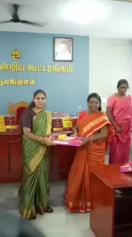 ஆலங்குளம்: ஆலங்குளம் ஒன்றியத்தில் ஒன்றிய குழு உறுப்பினர்கள் மற்றும் பணியாளர்களுக்கு தீபாவளி பரிசு பொருட்கள் வழங்கப்பட்டன