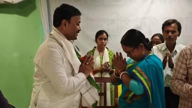 কেতুগ্রাম ১: কেতুগ্রাম-১ ব্লকের অঙ্গনওয়াড়ি ও আশা কর্মীদের মোবাইল কেনার জন্য শংসাপত্র প্রদান করলেন বিধায়ক শেখ শাহনওয়াজ