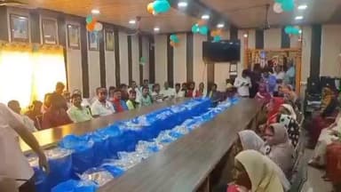 गोला: बड़हलगंज नगर पंचायत कार्यालय स्थित विश्वनाथ उमर सभागार में चेयरमैन ने नगरपंचायत कर्मियों को दिवाली उपहार वितरित किए
