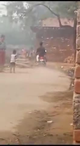 ग्राम जिनौरा में जीतू उर्फ अमरजीत पुत्र कुमरपाल बगैर लाइसेंस के राइफल लेकर गांव में दहशत का माहौल फैला रहा है।