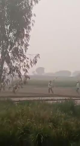 ग्राम जिनौरा में जीतू उर्फ अमरजीत पुत्र कुमरपाल बगैर लाइसेंस के राइफल लेकर गांव में दहशत का माहौल फैला रहा है।
