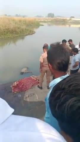 lehada mandir ke pass agayat lahash mili hai aur eski sujana polic aker ynha par mauke par panhuch kar lahash ko apne ka