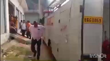 सादाबाद: हाथरस रोड पर किताब, कॉपियां और रोप मेटेरियल के गोदाम में लगी भीषण आग, फायर ब्रिगेड की टीम पहुंची