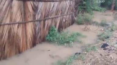 அவிநாசி: நடுவச்சேரி பகுதியில் கனமழை காரணமாக குளம் நிரம்பியதால் வீடுகளுக்குள் மழை நீர் புகுந்தது