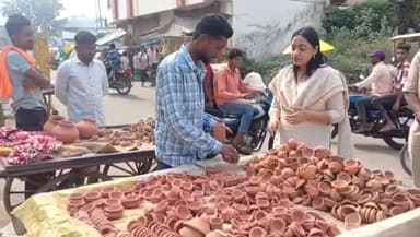 कलेक्टर श्रीमती Jayati Singh वोकल फॉर लोकल के तहत स्थानीय उत्पादों को बढ़ावा देने के लिए #बड़वानी शहर के दुकानदारों से म...