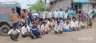 అమ్రాబాద్: కుమ్మరోనిపల్లిలో శిలాఫలకం ధ్వంసం నిరసనగా రాస్తారోకో