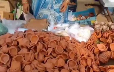 భిక్కనూర్: భిక్కనూరులో జోరుగా కొనసాగుతున్న మట్టి ప్రమిదల విక్రయాలు తమిళనాడు నుంచి మట్టి ప్రమిదలను ఏటా తీసుకువస్తామన్న విక్రయదారులు