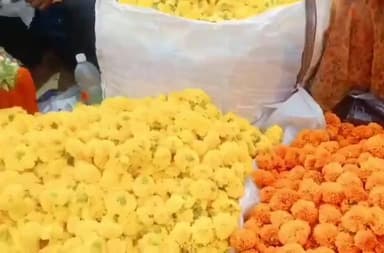 భిక్కనూర్: వారాంతపు సంతలో పూల విక్రయాలు బంతిపూలు కిలో రూ.100, చామంతిపూలు రూ.400