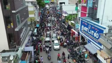 ஆரணி: ஆரணியில் தீபாவளி பண்டிகையை முன்னிட்டு புத்தாடை மற்றும் பட்டாசுகளை வாங்க டூவீலரில் படையெடுத்த மக்களால் போக்குவரத்து நெரிசல்