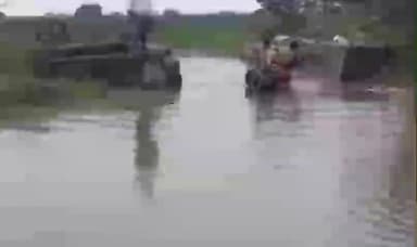 మానవపాడ్: నారాయణపురం గ్రామంలో ఆర్డిఎస్ కాలువ లికేజీ... రాకపోకలకు అంతరాయం