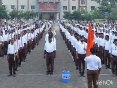 ಕಮಲನಗರ: ಪಟ್ಟಣದಲ್ಲಿ ರಾಷ್ಟ್ರೀಯ ಸ್ವಯಂಸೇವಕ ಸಂಘದಿಂದ ಅತ್ಯಾಕರ್ಷಕ ಪಥಸಂಚಲನ ಶಾಸಕ ಪ್ರಭು ಚೌಹಾಣ್ ಆದಿಯಾಗಿ ಸಾವಿರಾರು ಸಂಖ್ಯೆ ಸ್ವಯಂಸೇವಕರು ಭಾಗಿ