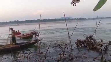 বইটামাৰী: যোৱাকালি চম্পাৱতী নৈত সাঁতুৰিব গৈ নিখোঁজ হোৱা ছফিউৰ ৰহমানৰ মৃতদেহ দেওবাৰে নৈ'ত পৰা উদ্ধাৰ কৰে স্থানীয় ৰাইজে