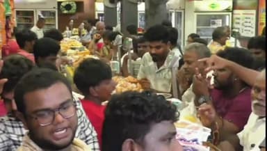 ஆரணி: புத்தாடைகள் மற்றும் தீபாவளி பலகாரங்களை வாங்க கடைவீதிகளில் குவிந்த மக்கள் கூட்டம்