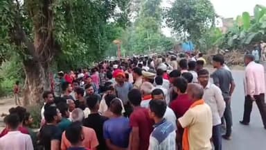 बरहज: बसन्तपुर धूसी गांव में जमीनी विवाद के चलते ग्रामीणों ने किया रास्ता जाम