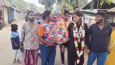 কোলাঘাট: এ এফ সি কাপে ভারতীয় দলের হয়ে খেলেছিলেন কোলাঘাটের বড়িশা গ্রামের মেয়ে ঠান্ডামনী বাস্কে বাড়ি ফিরতে কোলাঘাটে সম্বর্ধনা