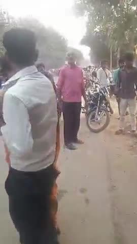 सवायजपुर: पाली के बैरियर चौराहे पर पत्नी ने पति को जमकर पीटा, शराब पीने से नाराज थी महिला, वीडियो हुआ वायरल
