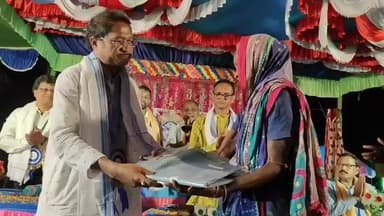 দাঁতন ১: দাঁতনের মনোহরপুরে ক্লাবের রজতজয়ন্তী বর্ষে শ্যামাপূজার অনুষ্ঠান মঞ্চে বস্ত্র বিতরণ,উপস্থিত বিধায়ক