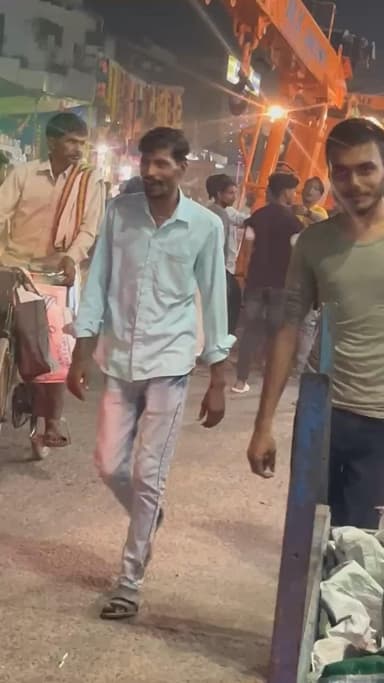 Iglas me do bando me hui ladai 5 rupee ke piche
Or chle lat or guse or khun ki holi 19/10/2025
Afj du yoiraudajgz
