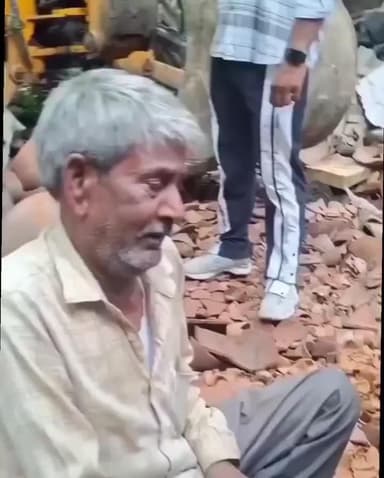 एक तरफ वर्णवादी #कुम्हारों को उच्च शिक्षित और सरकारी नौकरीपेशा होने नहीं दे रहे हैं, दूसरी ओर उन्हें पारंपरिक कार्य की ओर ढकेल रहे हैं। अब वे उन पर बुलडोजर चला रहे हैं। कुम्हार हैं कि उन्हें ऐसे लोगों की गुलामी करने में ही मजा आ रहा है..