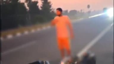 अथमलगोला: अथमलगोला थाना क्षेत्र के फुलेलपुर गांव के पास अज्ञात वाहन की टक्कर से बाइक सवार दो युवक गंभीर रूप से घायल