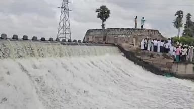 உத்திரமேரூர்: உத்திரமேரூர் பெரிய ஏரி கலங்கள் வழியாக நீர் வெளியேறுவதை எம்எல்ஏ எம்பி மலர் தூவி வரவேற்றனர்