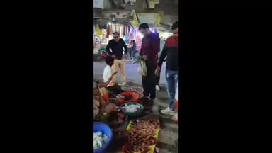 अमानगंज: भाजपा मंडल अध्यक्ष डॉ. प्रशांत चतुर्वेदी ने मिट्टी के दीपों की खरीदारी कर दिया संदेश