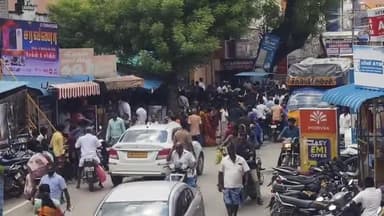 கண்டச்சிபுரம்: அரகண்டநல்லூர் திருக்கோவிலூரில் வீதிகளில் குவிந்த பொதுமக்கள் கடுமையான போக்குவரத்து  பாதிப்பு பொதுமக்கள் அவதி..