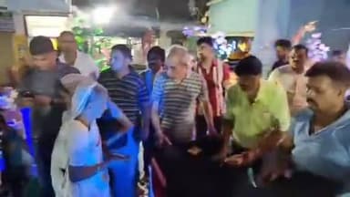 ফরাক্কা: জাফরগঞ্জ কালী মন্দির কমিটির উদ্যোগে বস্ত্র বিতরণ গরিব দুস্থ অসহায়দের মাঝে