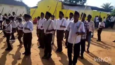 माकड़ी: संघ शताब्दी वर्ष में माकड़ी में हुआ भव्य नगर पद संचलन, स्वयंसेवकों ने अनुशासन और एकता का प्रदर्शन किया