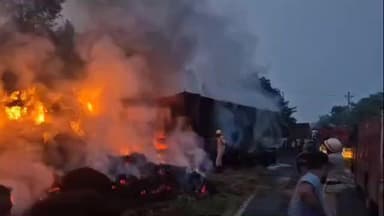 সবং: সবংয়ের নীলায় গাড়ীর মুখোমুখি সংঘর্ষ, দাউ দাউ করে জ্বলে উঠলো গাড়ি, ঘটনাস্থলে পুলিশও দম কর